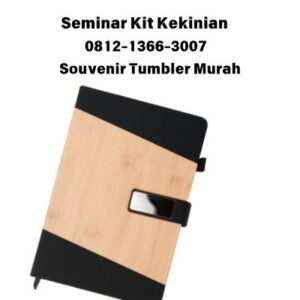 Seminar kit unil PRWD01 hadir dengan desain premium yang elegan dan modern. Berikut adalah spesifikasi lengkap dari produk ini: Cover material: PU Wood yang memberikan tampilan alami dengan sentuhan kayu sintetis. Warna: Kombinasi coklat muda
