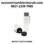 Tumbler "Hunter Hydration Water Bottle" adalah pilihan sempurna untuk souvenir acara seminar dari grosir tumbler murah. Dengan kapasitas 1000 ml dan desain yang ergonomis, tumbler ini tidak hanya fungsional tetapi juga stylish. Kenapa Memilih Tumbler Hunter? Kapasitas Besar: Tumbler ini dapat menampung 1000 ml air, memastikan para peserta seminar tetap terhidrasi sepanjang acara. Desain Ergonomis: Dengan pegangan TPR, tumbler ini nyaman digenggam dan mudah dibawa. Material Berkualitas: Terbuat dari PC untuk badan, PP untuk tutup, dan TPR untuk pegangan, tumbler ini tahan lama dan aman digunakan. Warna Elegan: Tersedia dalam warna grey dan black yang memberikan kesan elegan dan profesional.