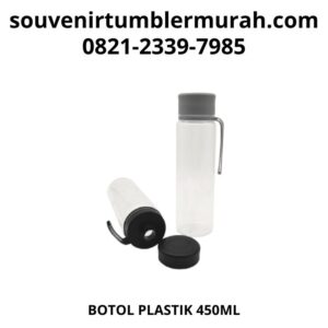Tumbler "Hunter Hydration Water Bottle" adalah pilihan sempurna untuk souvenir acara seminar dari grosir tumbler murah. Dengan kapasitas 1000 ml dan desain yang ergonomis, tumbler ini tidak hanya fungsional tetapi juga stylish. Kenapa Memilih Tumbler Hunter? Kapasitas Besar: Tumbler ini dapat menampung 1000 ml air, memastikan para peserta seminar tetap terhidrasi sepanjang acara. Desain Ergonomis: Dengan pegangan TPR, tumbler ini nyaman digenggam dan mudah dibawa. Material Berkualitas: Terbuat dari PC untuk badan, PP untuk tutup, dan TPR untuk pegangan, tumbler ini tahan lama dan aman digunakan. Warna Elegan: Tersedia dalam warna grey dan black yang memberikan kesan elegan dan profesional.